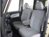 運転席・助手席ともにゆったりとしたスペースが確保されており、長時間のドライブでも快適にお過ごしいただけます!