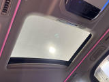 【サンルーフ】開放感たっぷりの希少装備、サンルーフが装着されています!車内に明かりを取り入れたり景色を楽しむ以外にも、車内の空気も簡単に換気できて快適です!