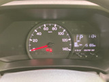 視認性の良いメーターパネルは、運転に必要な情報を一目で確認できます。デジタル表示とアナログ表示の組み合わせで、運転をサポートします。