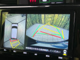 【パノラミックビューモニター】専用のカメラにより、上から見下ろしたような視点で360度クルマの周囲を確認することができます☆死角部分も確認しやすく、狭い場所での切り返しや駐車もスムーズに行えます。