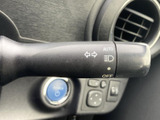 操作しやすい位置に配置されたウインカーレバーは、スムーズな車線変更をサポート。安全確認を怠らない、確実な運転を促します。