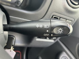 操作しやすいウインカーレバーとライトスイッチ。確実な操作感で、安全運転をサポートします。夜間でも直感的に操作できます。