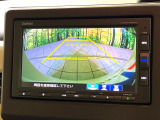 【バックカメラ】駐車時に後方がリアルタイム映像で確認できます。大型商業施設や立体駐車場での駐車時や、夜間のバック時に大活躍!運転スキルに関わらず、今や必須となった装備のひとつです!