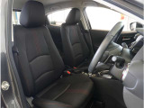 【清潔感のある運転席&助手席】隅々までクリーニングの行き届いた運転席&助手席。目立ったシミや汚れ等もございません。快適なドライブをどうぞ。