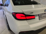 L字型リアコンビランプ:BMWの伝統的なデザインのひとつです。夜間でも誰が見てもBMWとわかる印象的なデザイン。