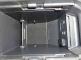 USBポートが二口ございますので、運転席と助手席それぞれのスマホや電子小物を充電可能です。