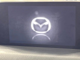 【8インチマツダコネクト】車内の雰囲気にマッチした大型のディスプレイ。スマホ接続でのナビ使用やBluetooth再生等、様々な機能が楽しめます。直感的なダイヤル操作が可能で、使い勝手も良好です。