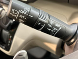 雨天時の視界を確保するワイパー操作は、直感的に行えます。運転状況に合わせて、最適な拭き取りを実現します。