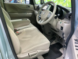 運転席からの視界は広く、運転操作もスムーズに行えます。シートの形状も工夫されており、長時間の運転でも疲れにくいでしょう。