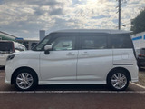 伸びやかなサイドラインが、車全体を流れるように美しく演出。シンプルながらも洗練されたシルエットが際立つ一台です。都会的な印象も感じられます。