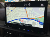 見やすい地図表示で、目的地までの道順をスムーズに確認できます。渋滞情報も表示されるので、効率的なルート選択に役立ちます。