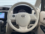 インテリアに合わせたデザインのステアリングは、運転される方のことも考え、運転しやすい形状、大きさです。是非一度、実際に触ってお確かめください。