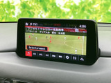 停車中には、多彩なコンテンツを楽しめるモニター。快適な時間を過ごせる空間を提供します。※走行中の視聴はしないでください。
