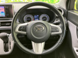 握りやすいステアリングは、運転操作をスムーズにします。オーディオ操作も可能で、安全運転をサポートします。