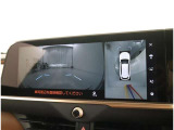 【全周囲もモニター】は、車の周囲にある複数のカメラ映像を合成して、車を真上から見たような映像(360&deg;ビュー)を表示しています。
