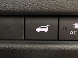 【パワーバックドア】スマートキーや運転席のボタンを押すだけでリアゲートが自動で開閉します!荷物を持っている時や、高い位置にあるバックドアを閉める際に便利な機能です♪