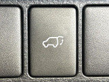 【パワーバックドア】スマートキーや運転席のボタンを押すだけでリアゲートが自動で開閉します!荷物を持っている時や、高い位置にあるバックドアを閉める際に便利な機能です♪