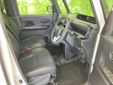 広々とした室内空間が魅力的な運転席。視界も広く、周囲の状況をしっかり把握できます。快適なドライブをサポートする空間です。