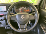 握りやすいステアリングが、運転の楽しさを向上させます。操作性にも優れ、快適なドライビング体験を提供します。