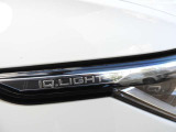 【IQ.LIGHT】 対向車や先行車のドライバーを眩惑することなく、前方の路面と路肩を広範囲に明るく照らすことができるマトリックスLEDヘッドライトを装備。快適なドライブをアシストします。