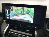 【パノラミックビューモニター】専用のカメラにより、上から見下ろしたような視点で360度クルマの周囲を確認することができます☆死角部分も確認しやすく、狭い場所での切り返しや駐車もスムーズに行えます。