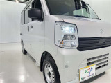 明るいライトが夜道を明るく照らしてくれます。 運転する上で、道路状況をいかに早く認識できるか重要なポイントです。 白色光が暗い道も明るく照らしてくれますよ。