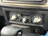 寒い冬も暑い夏も全席に快適な空調を届けてくれる、ダイヤル式エアコンを装備♪
