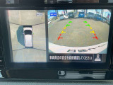 上から丸見えアラウンドビュー!車を真上から見下ろした様な映像を映し出します。これで苦手な車庫入れもラクラク。
