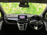 ドライバーシートに座ると、見やすいメーター類と操作しやすいスイッチ類が、運転をサポート。快適なドライブを約束する空間です。