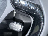 クルーズコントロール機能が付いています。 速度を設定するとアクセルを踏まなくても一定の速度で走ることができます。  高速道路ではとても便利な装置なんです。
