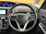 インテリアに合わせたデザインのステアリングは、運転される方のことも考え、運転しやすい形状、大きさです。是非一度、実際に触ってお確かめください。