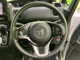 握りやすいステアリングは、運転の疲れを軽減。快適なドライビングをサポートします。