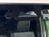 【ホンダセンシング】走行中に前方の車両等を認識し、衝突しそうな時は警報とブレーキで衝突回避と被害軽減をアシスト。より安全にドライブをお楽しみいただけます。