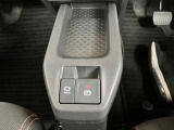 【電動パーキングブレーキ】ボタンを手前に引くだけでパーキングブレーキがロック!発進時にはボタンを押すとパーキングブレーキが簡単に解除される優れものです!