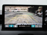 バックカメラの画像です。ガイドラインがスムースな車庫入れをサポートいたします。車庫入れの安心感がアップしますね。