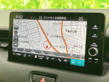 見やすい地図表示で、目的地までのルートをスムーズに検索。運転に集中できる、頼れるナビゲーションシステムです。