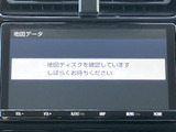 高精細な地図表示で、目的地までのルートをわかりやすく表示。運転に集中しながら、確実なナビゲーションを体験できます。