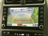 後方確認をサポートするカメラ付き。駐車時の安全性を高め、狭い場所でもスムーズな運転をアシストします。