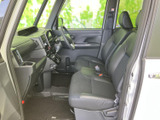 シンプルで使いやすい操作系が特徴の運転席。直感的に操作でき、運転に集中できます。快適なカーライフをサポートします。
