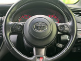 握りやすいステアリングは、操作性を高め、快適なドライビングを実現。長時間の運転でも疲れにくい設計です。