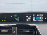 視認性の高いメーター類で、運転に必要な情報を的確に把握できます。スタイリッシュなデザインが、洗練された空間を演出します。運転に集中しやすい環境です。