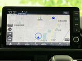 直感的な操作で目的地設定がスムーズに行えます。詳しい地図表示で、初めての場所でも安心ドライブをサポートします。