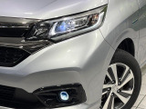 【LEDヘッドライト】悪天候や夜間走行時も良好な視界を確保し安心して運転できる高輝度LEDヘッドライトを装備!点灯速度が早く、消費電力も抑えられています。