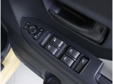運転席ドアにはパワーウィンドウスイッチが集約され、ドアミラー調整スイッチも装備!1か所で簡単に操作が可能です!