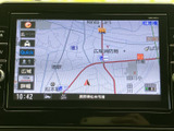 高精細なディスプレイが、運転をサポート。スムーズな操作性で、目的地設定も簡単に行えます。快適なドライブをより一層楽しめます。