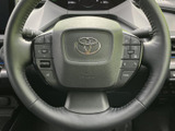 握りやすいステアリングは、操作性を高め、運転の楽しさを向上させます。オーディオやハンズフリー通話のスイッチも操作しやすい位置に配置されています。