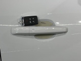 キーのボタンを押したり、キーをドアロックに挿入したりすることなく、車両に乗ることができます。これによりキーを見つけるためにポケットやバッグを探したり、アンロックボタンを押したりする必要が無くなります。