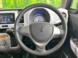 インテリアに合わせたデザインのステアリングは、運転される方のことも考え、運転しやすい形状、大きさです。是非一度、実際に触ってお確かめください。