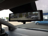 【インテリジェントルームミラー】後方のカメラ画像が映し出されるので、乗員や荷物でさえぎられがちな後方視界をクリアに保ちます♪