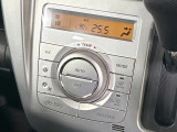【オートエアコン】一度お好みの温度に設定すれば、車内の温度を検知し風量や温度を自動で調整。暑い&hellip;寒い&hellip;と何度もスイッチ操作をする必要はありません。快適な車内空間には必須の機能ですね♪